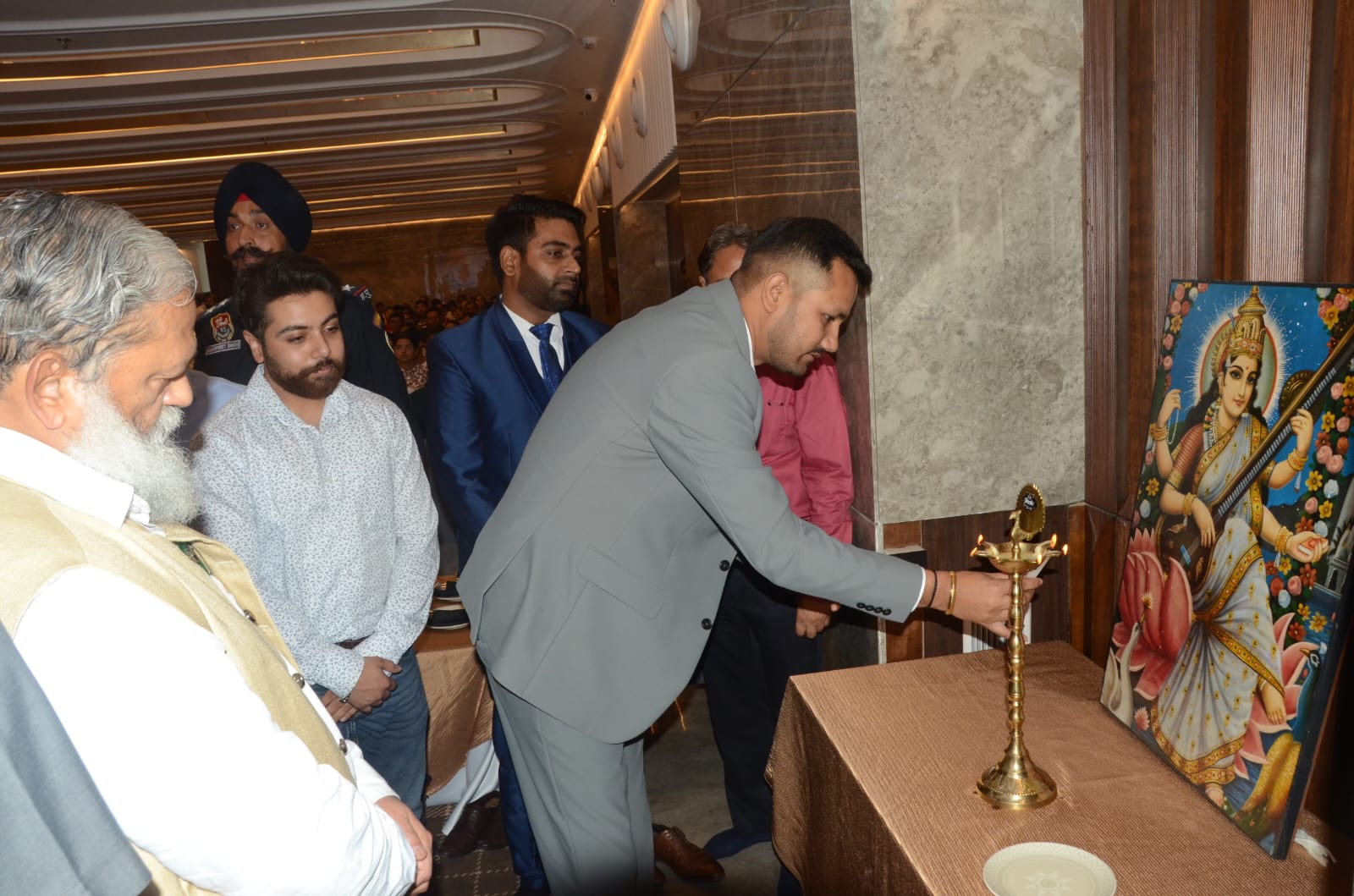 Minister Anil Vij presenting award